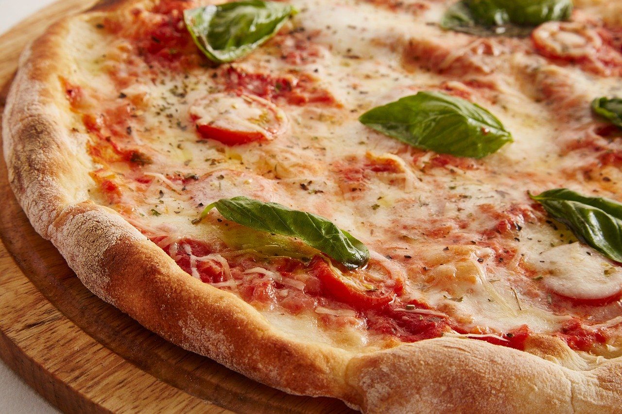 Z jakiego miasta pochodzi pizza? Krótka opowieść o Neapolu
