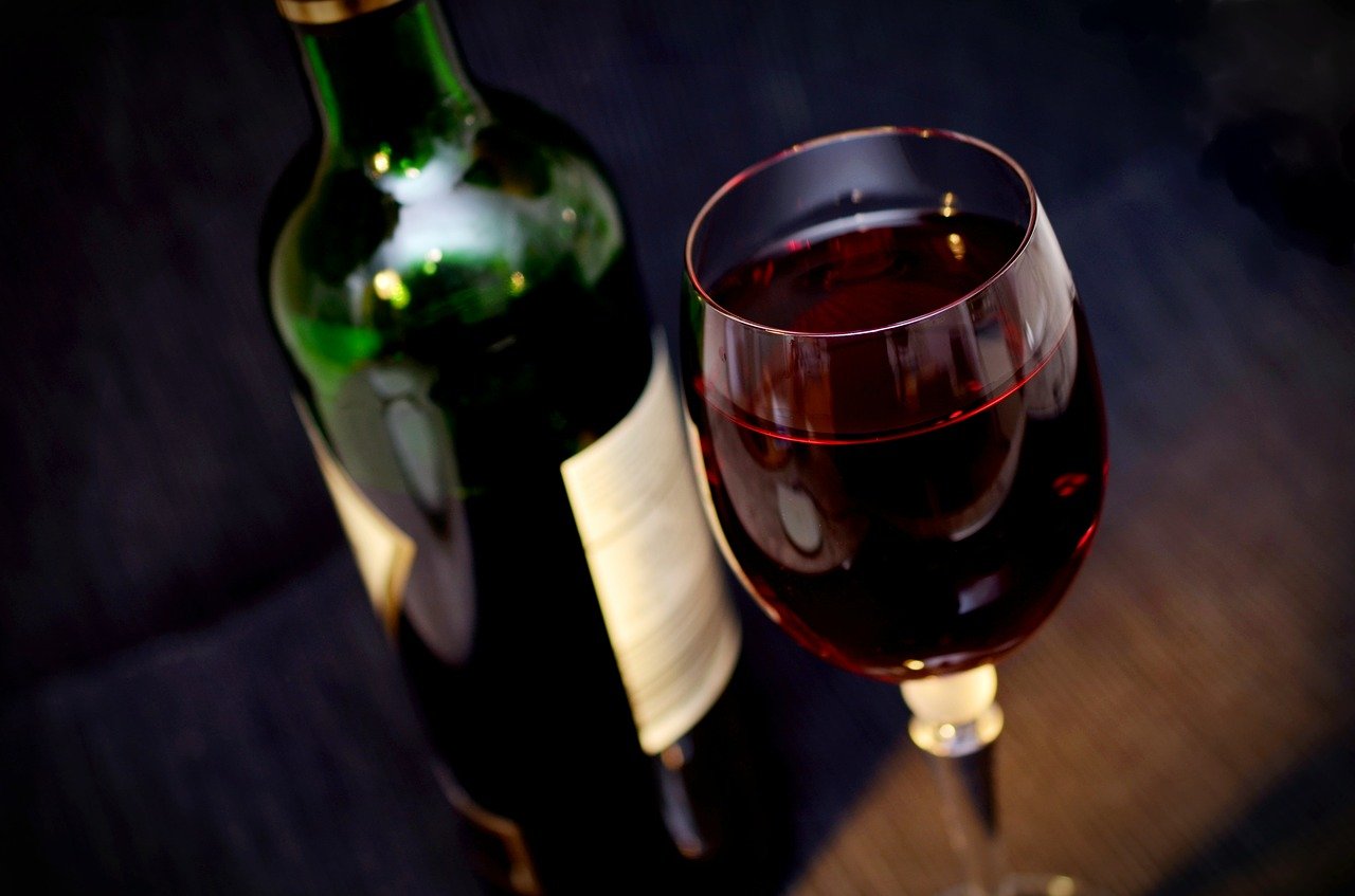 Smak lata w butelce – wino truskawkowe